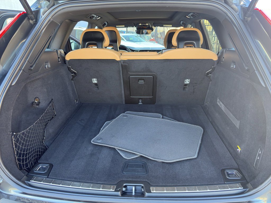 Used 2018 Volvo XC60 T5 Momentum w/ Convenience Package image 12