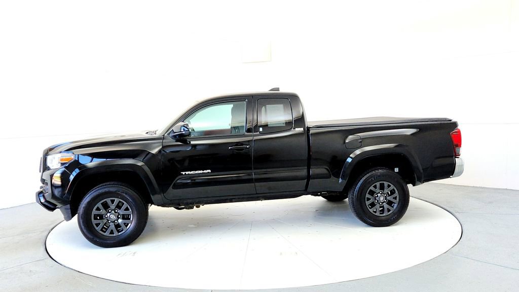 Certified 2023 Toyota Tacoma SR5 AWD/4WD image 3