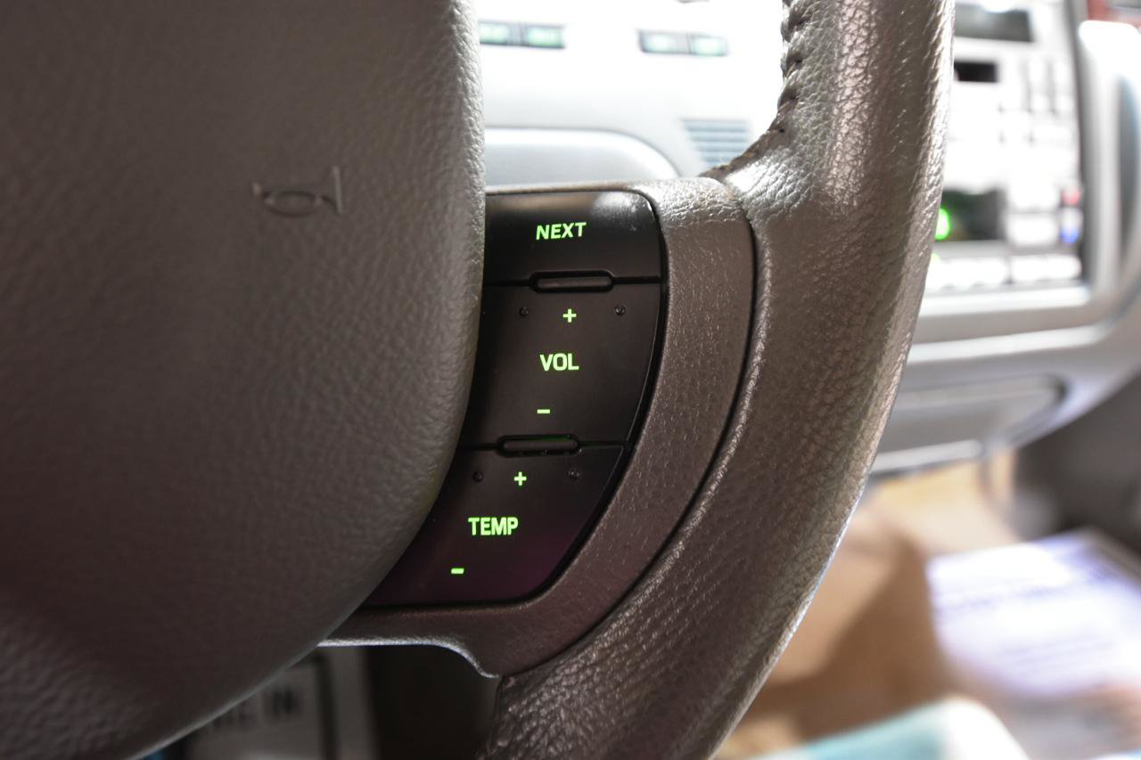 Used 2006 Lincoln Town Car Signature RWD image 17