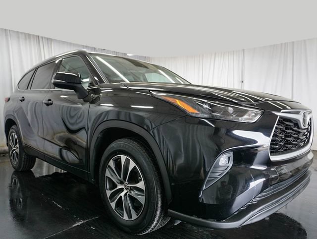 Used 2022 Toyota Highlander XLE image 2