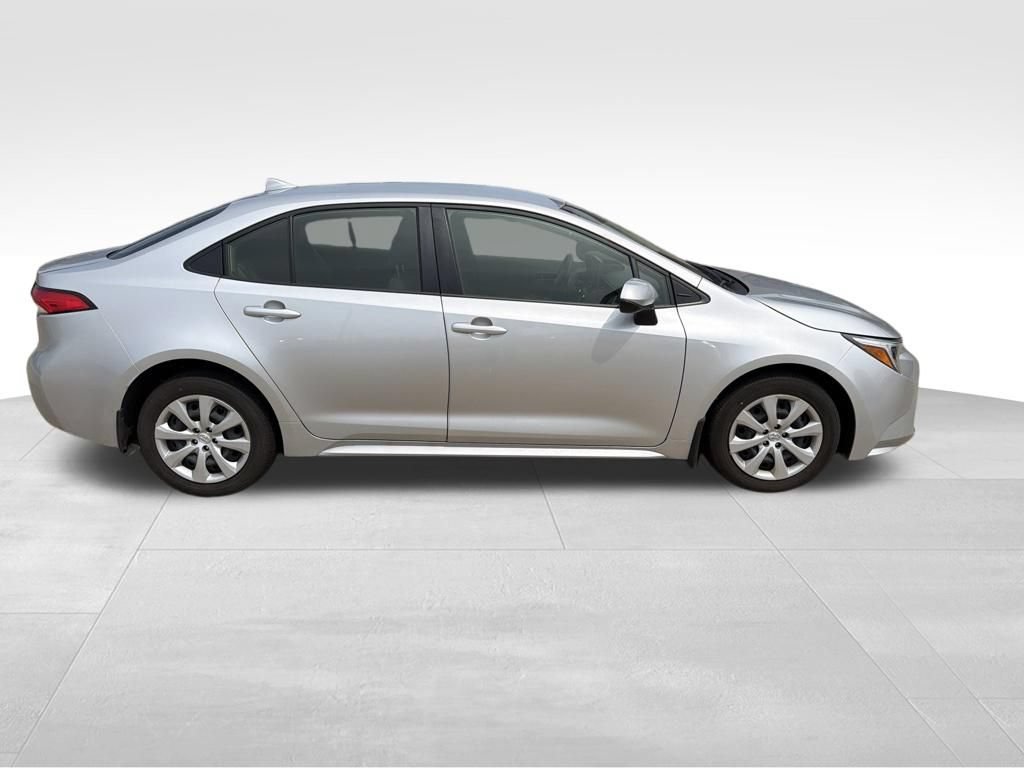 Used 2025 Toyota Corolla LE FWD image 3