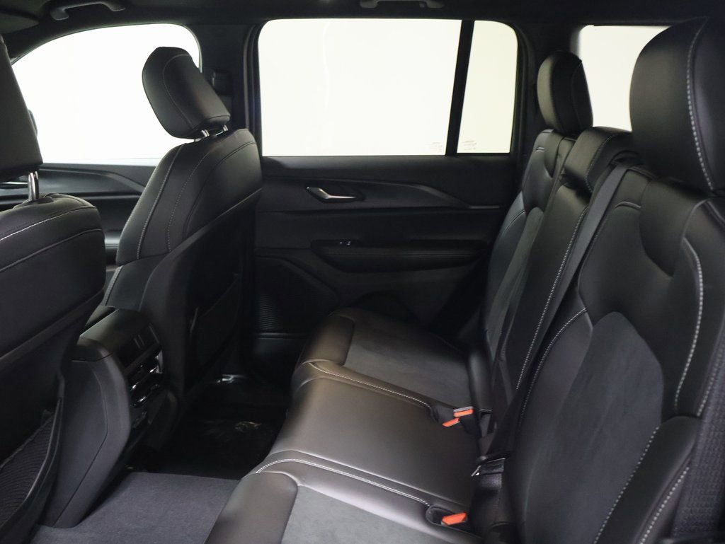 New 2025 Jeep Grand Cherokee Altitude image 13