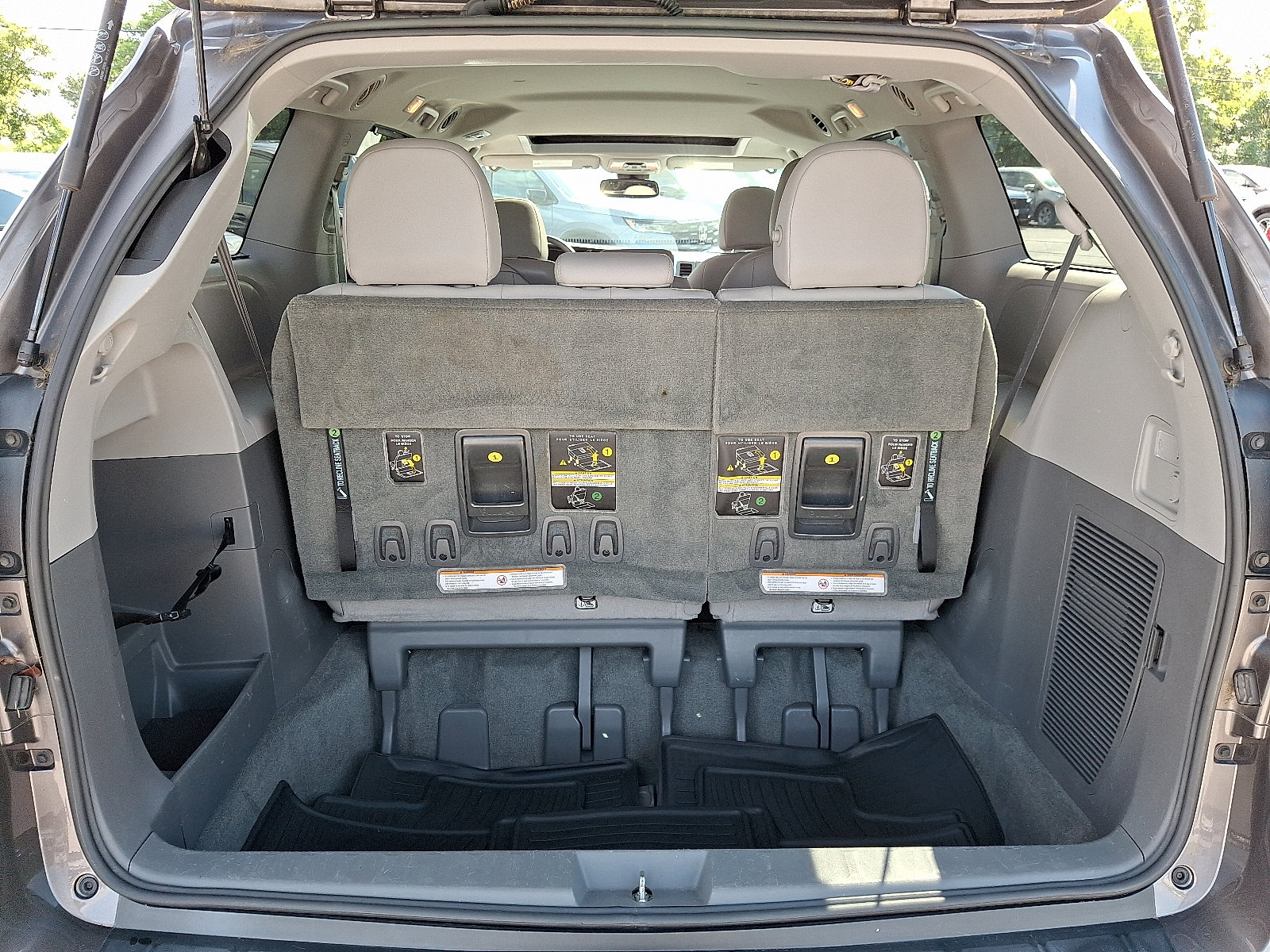 Used 2018 Toyota Sienna XLE w/ XLE Navigation Package FWD image 31