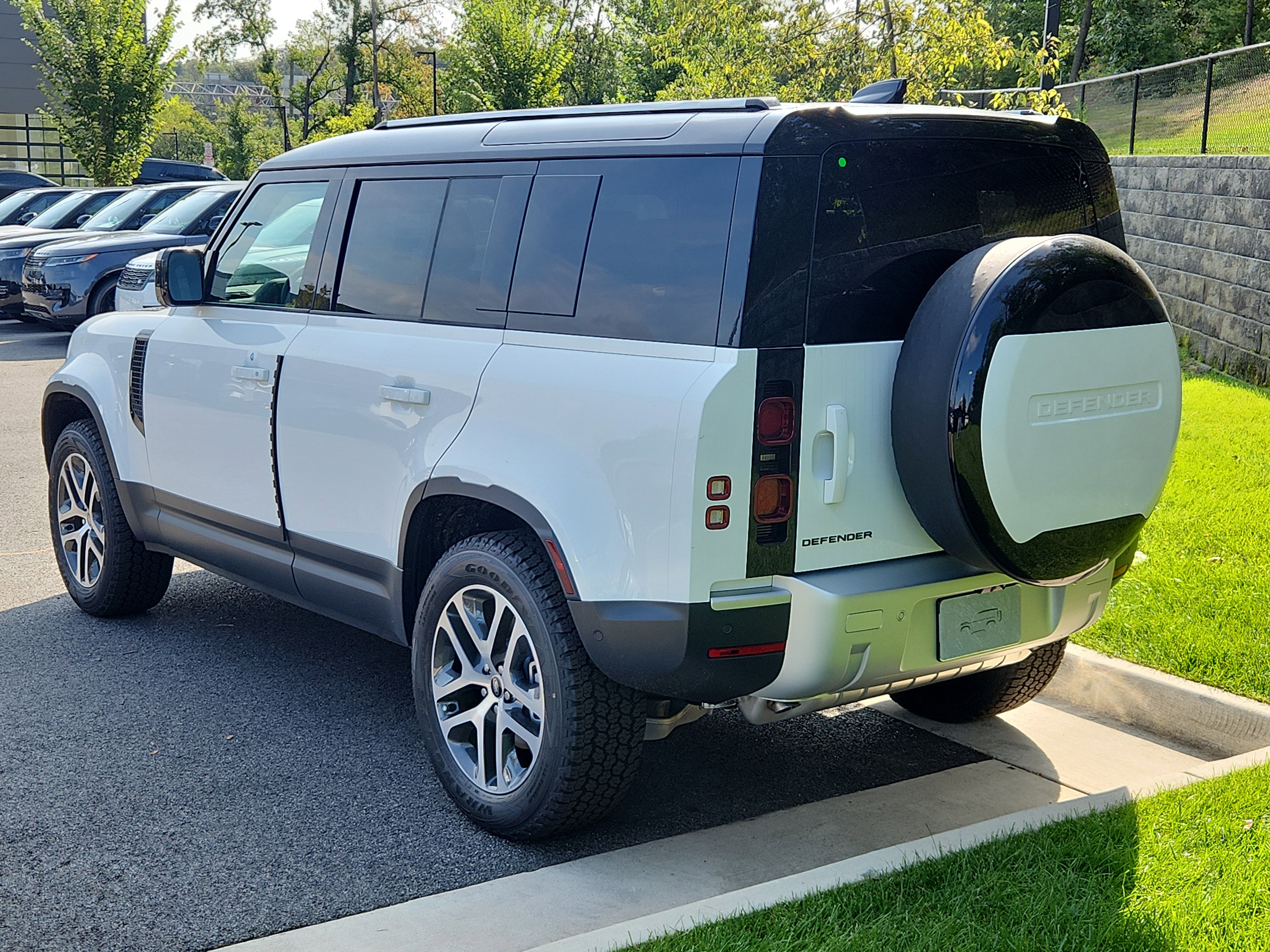 Used 2025 Land Rover Defender 110 S image 12