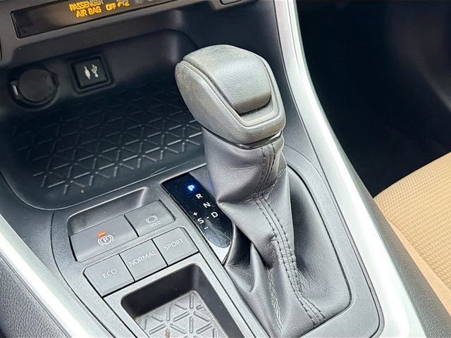 Used 2019 Toyota RAV4 LE image 16