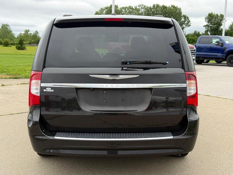 Used 2014 Chrysler Town & Country Touring-L w/ Driver Convenience Group FWD image 4