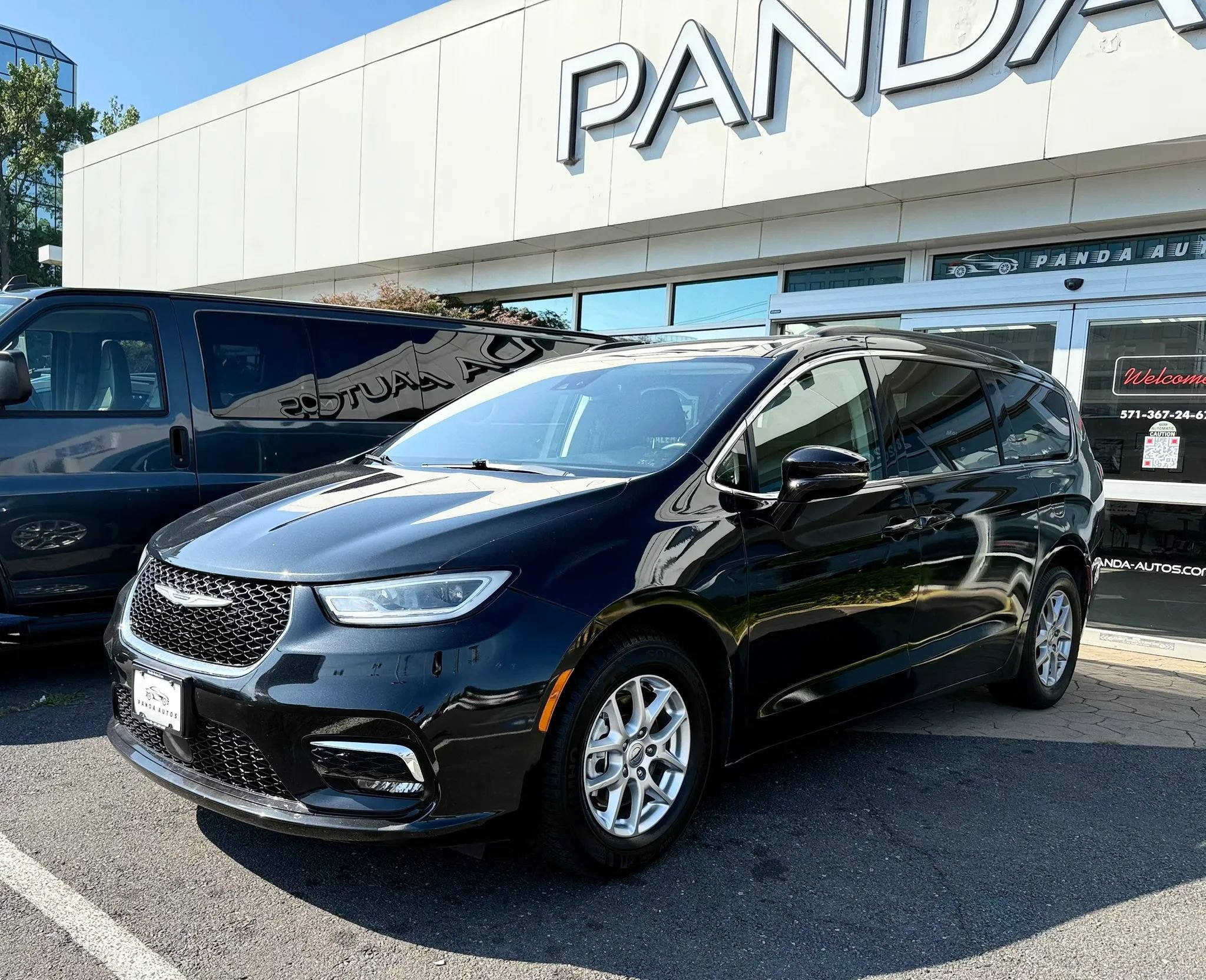 Used 2022 Chrysler Pacifica Touring-L FWD image 3