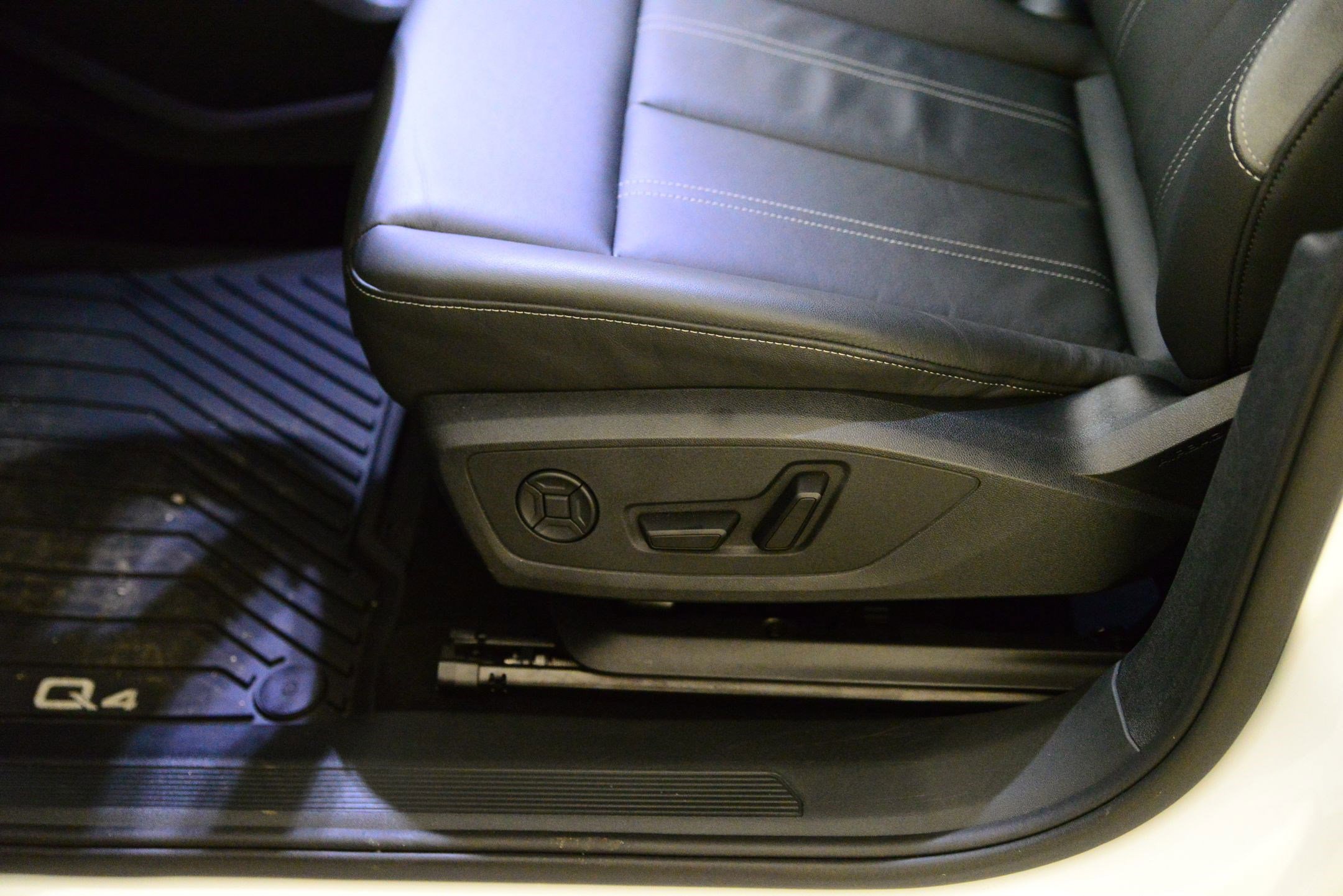 Used 2025 Audi Q4 e-tron Prestige w/ Black Optic Package image 25