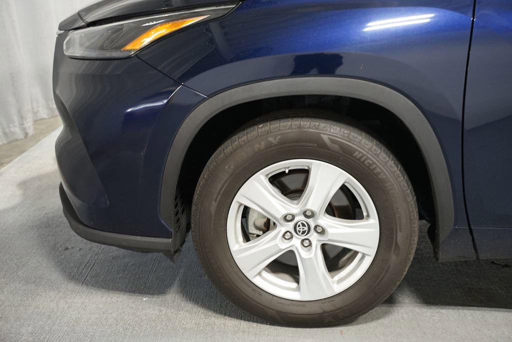 Used 2023 Toyota Highlander LE FWD image 5