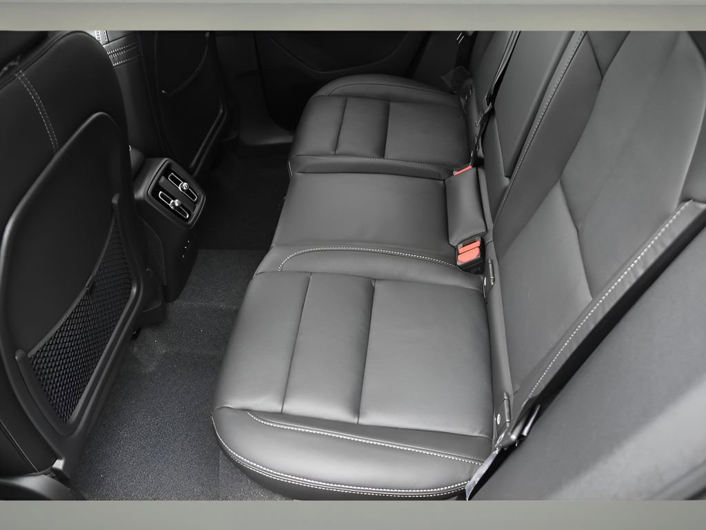 Certified 2025 Volvo XC40 B5 Ultra w/ Protection Package Premier image 11