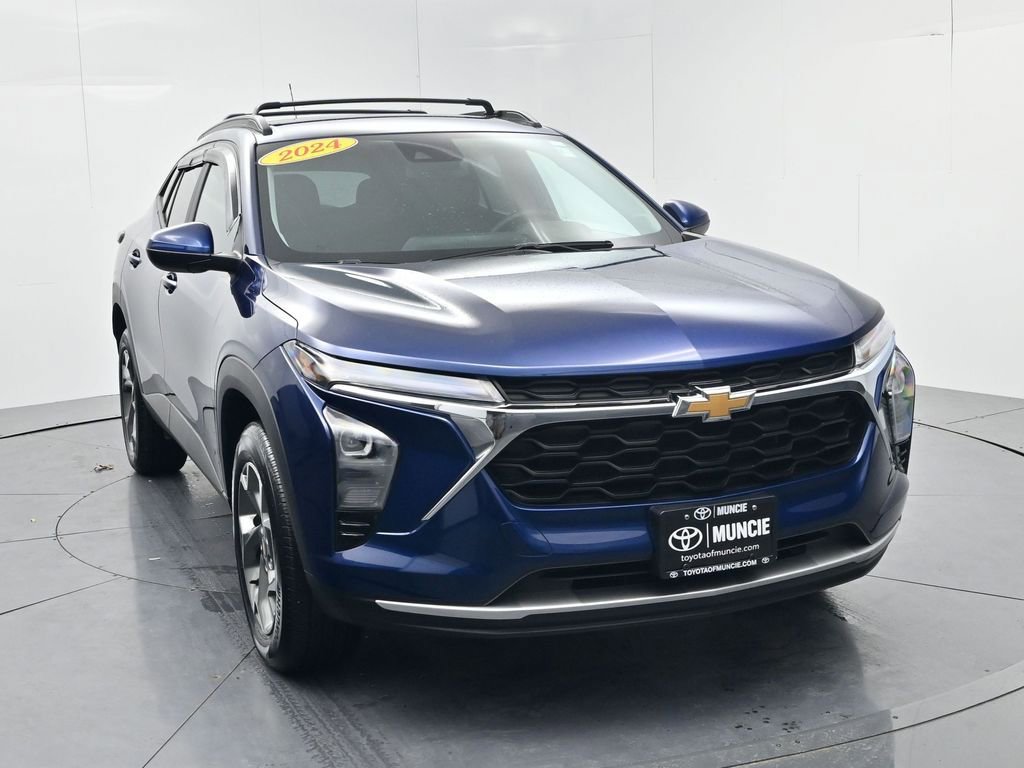 Used 2024 Chevrolet Trax LT w/ LT Convenience Package image 2