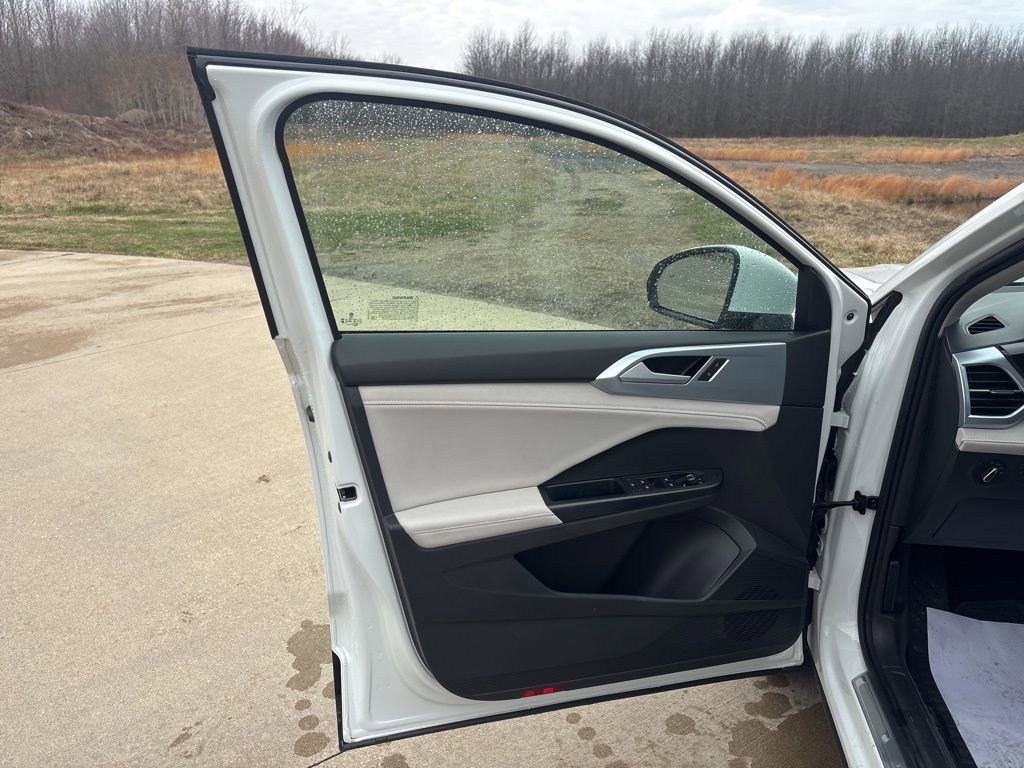 Used 2025 Volkswagen Taos SE AWD/4WD image 13