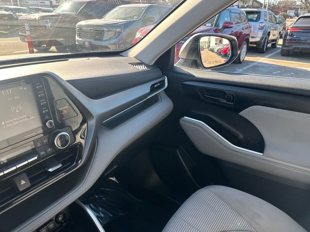 Used 2021 Toyota Highlander LE image 30