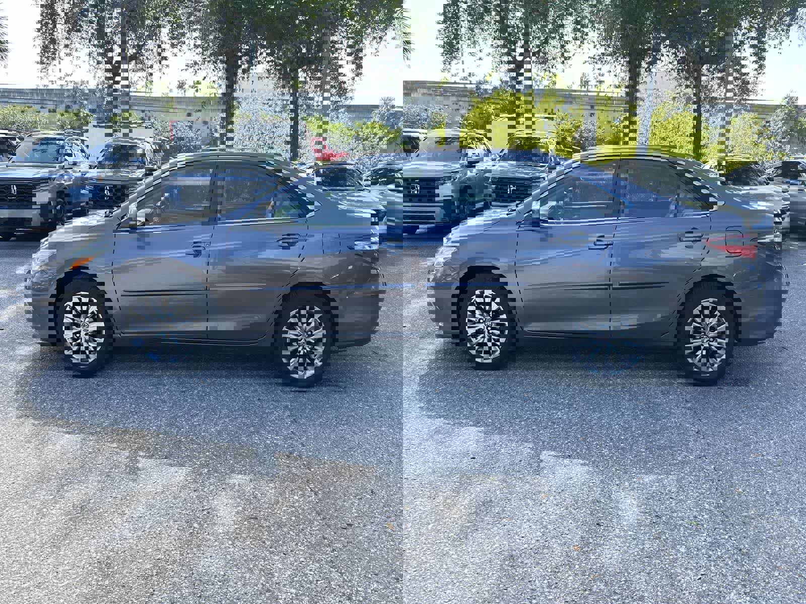 Used 2017 Toyota Camry XLE image 3