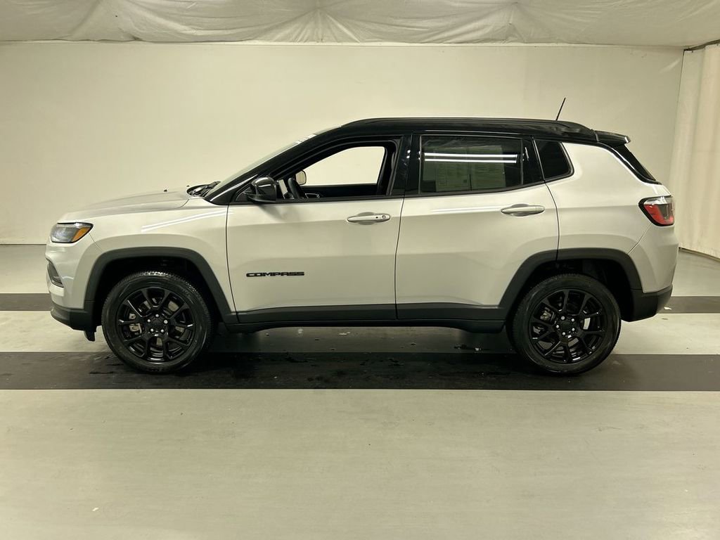 Used 2024 Jeep Compass Latitude w/ Convenience Group image 7