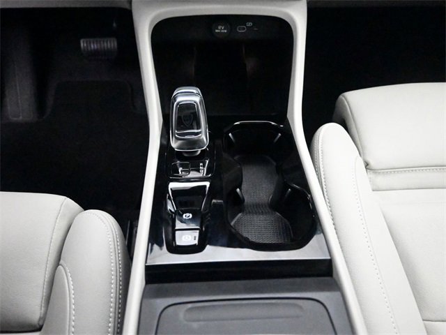 Used 2025 Volvo XC40 B5 Ultra image 13