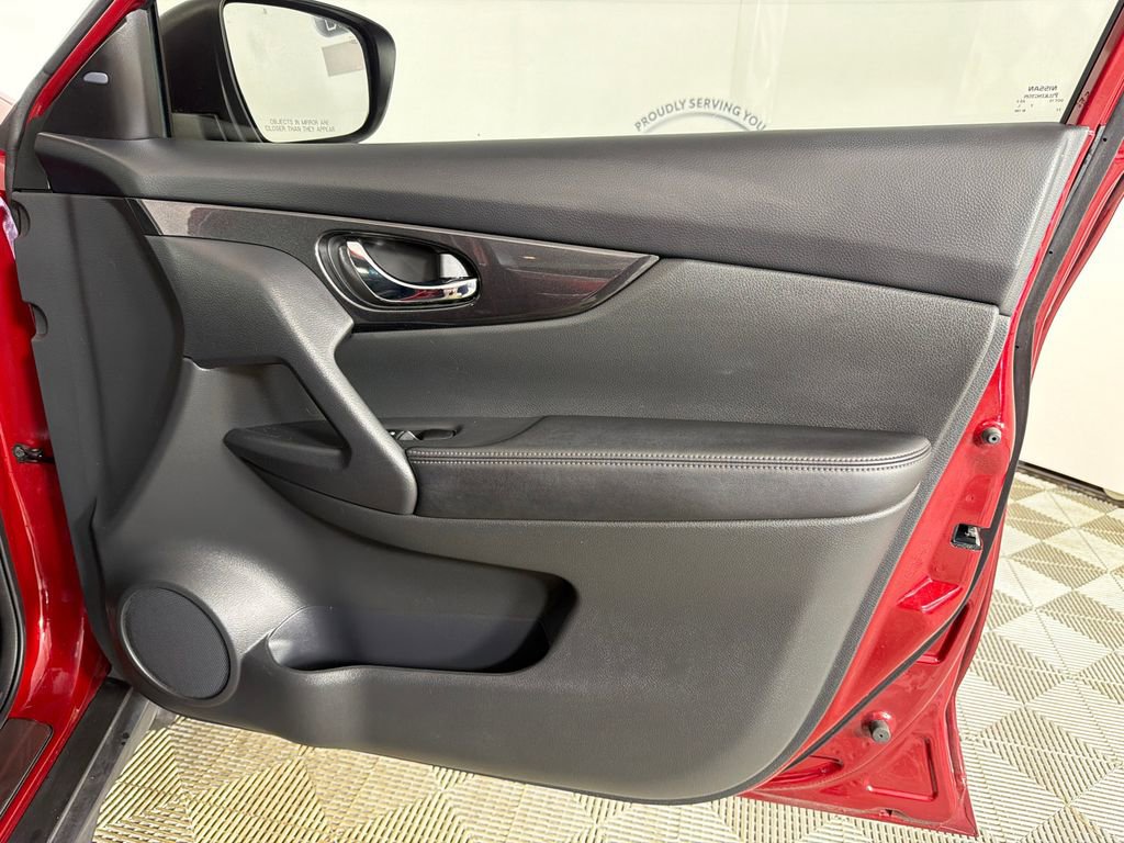 Used 2018 Nissan Rogue SV w/ Premium Package FWD image 15