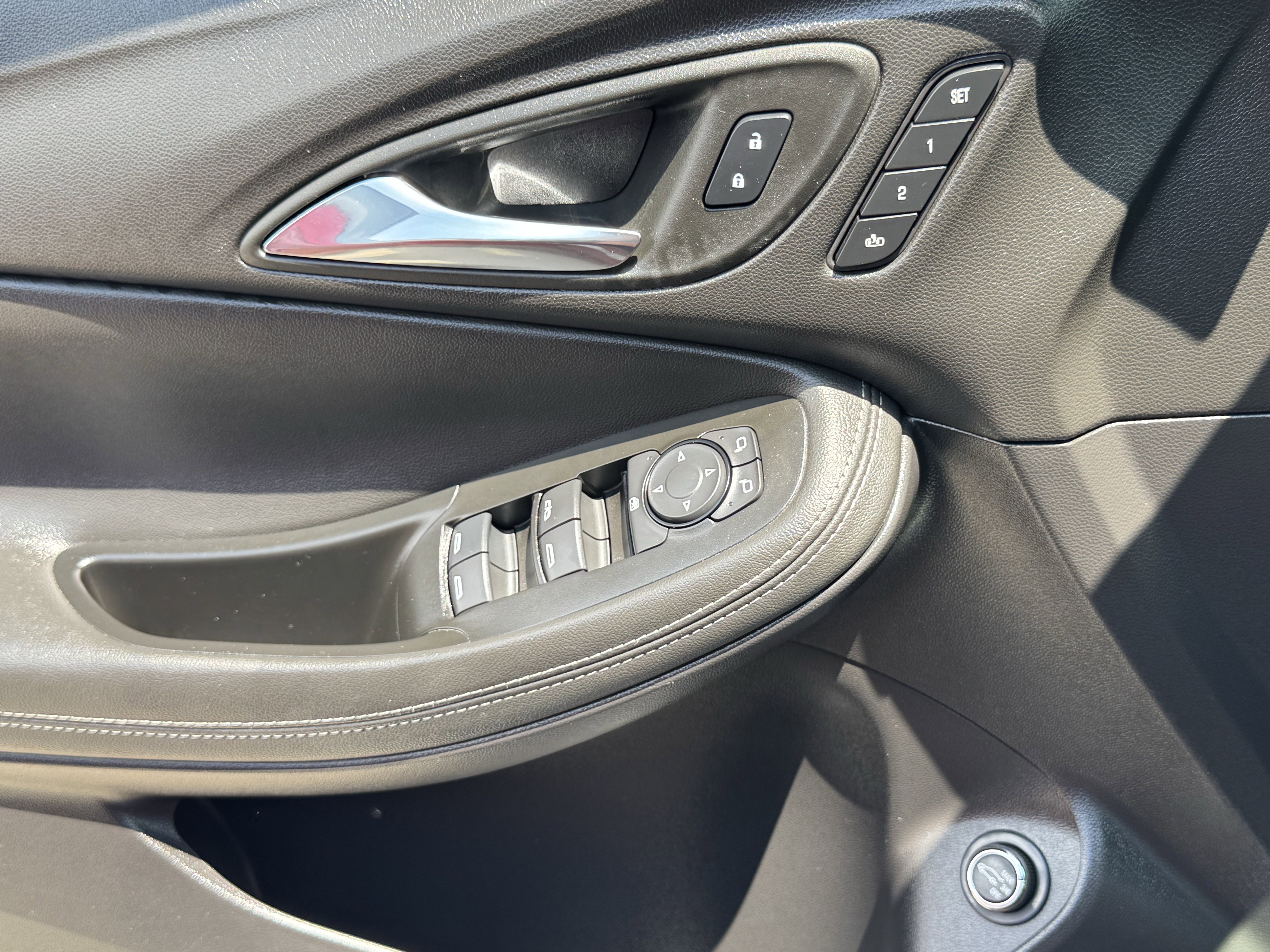 Used 2023 Buick Encore GX Essence w/ Experience Buick Package FWD image 21