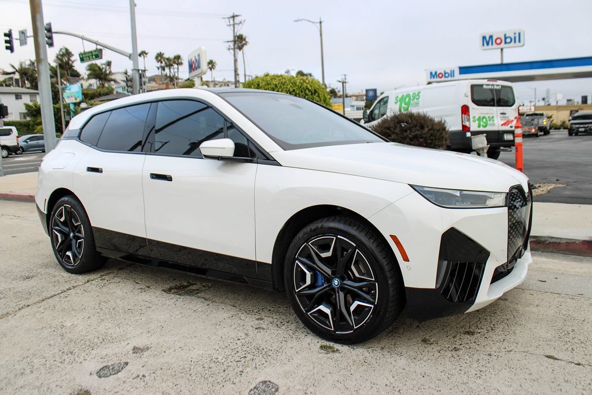 Used 2024 BMW iX xDrive50 w/ Premium Package AWD/4WD image 8