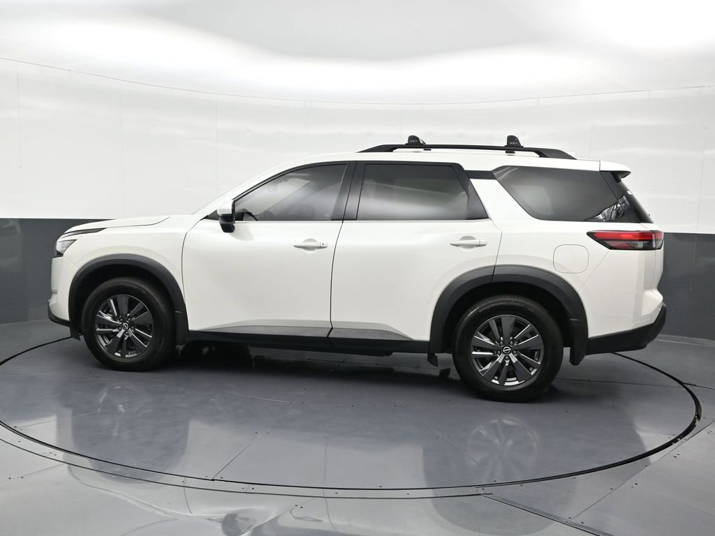 Used 2022 Nissan Pathfinder SV image 2