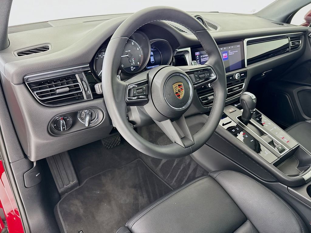 Certified 2025 Porsche Macan AWD/4WD image 4