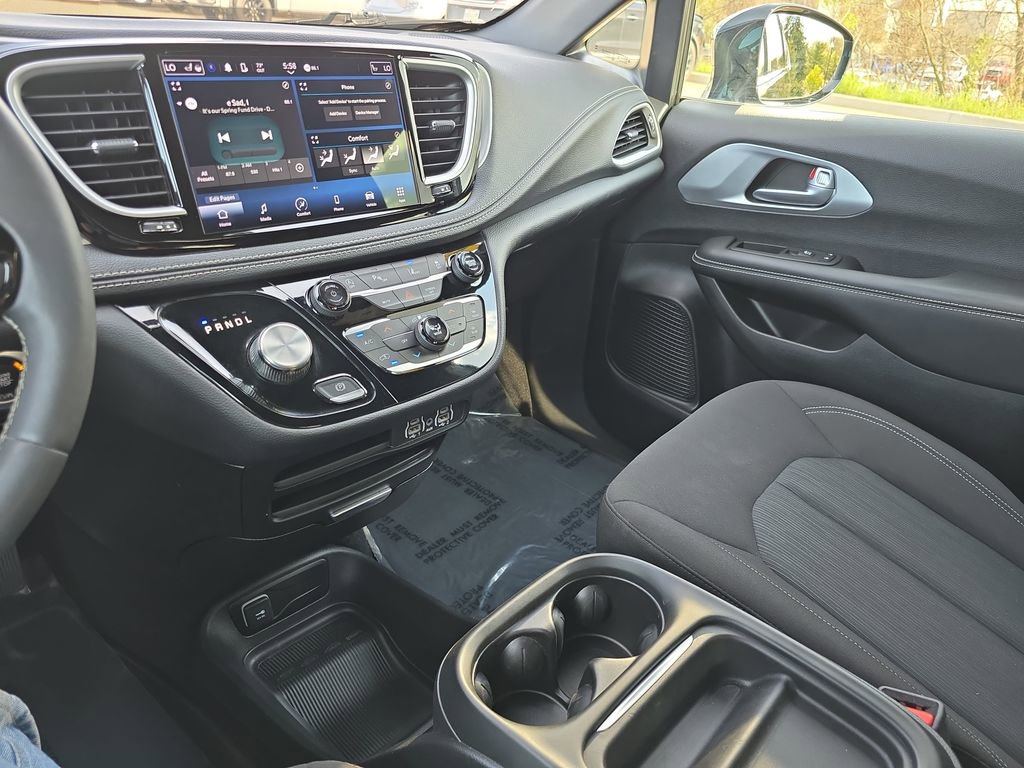 Used 2024 Chrysler Pacifica Touring FWD image 24