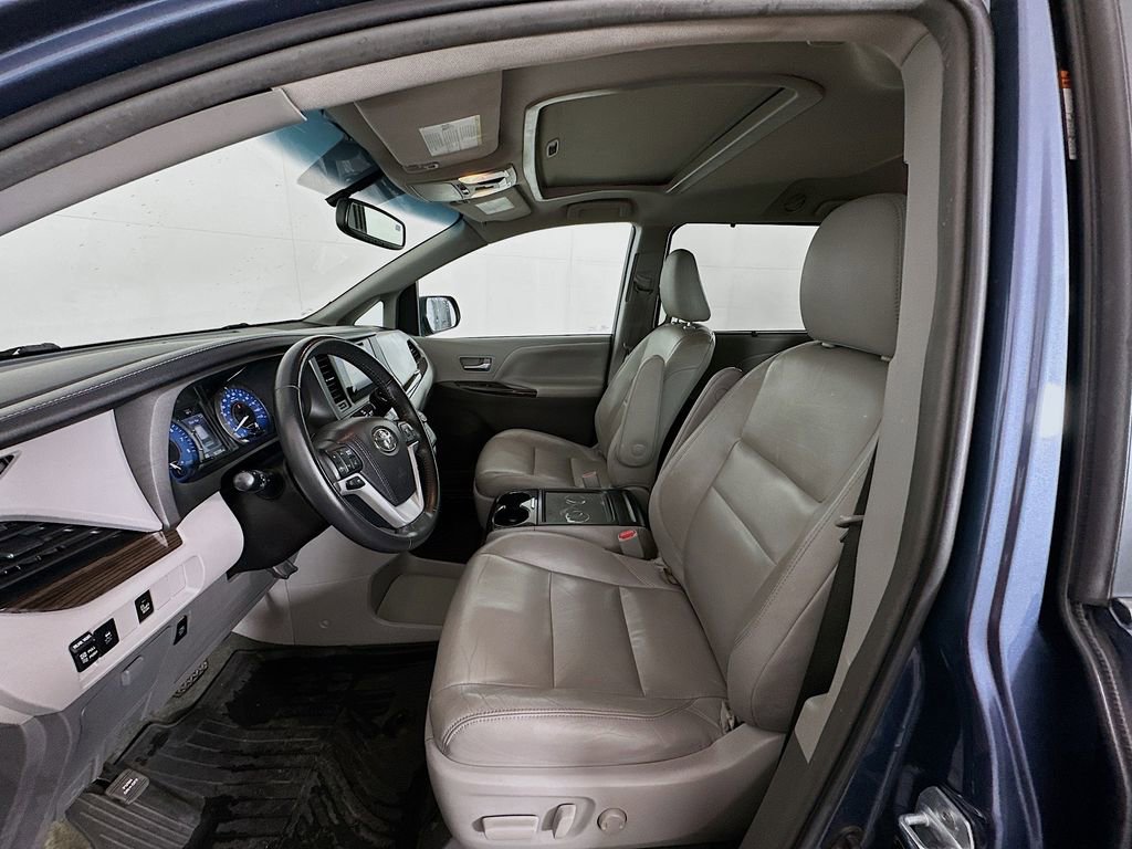 Used 2017 Toyota Sienna XLE image 21