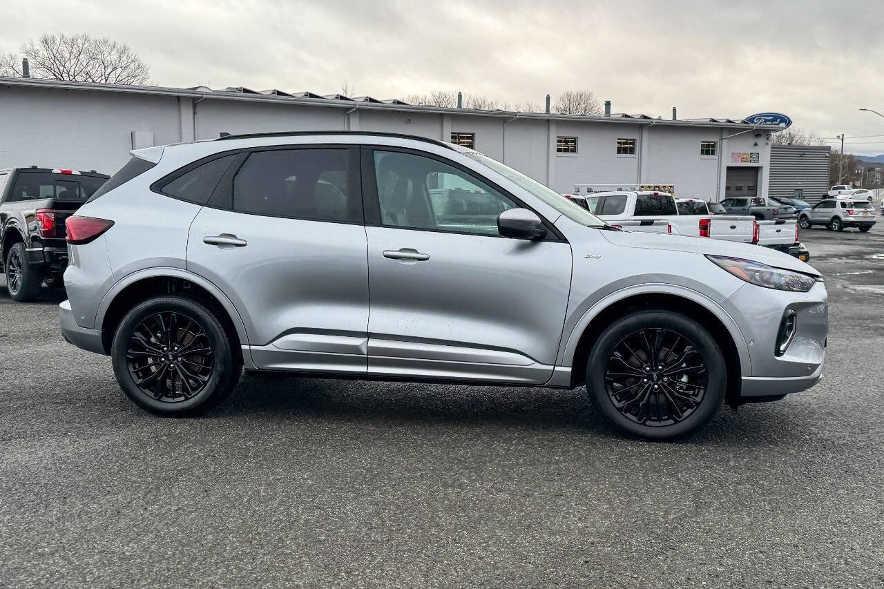 Used 2023 Ford Escape ST-Line Elite w/ Premium Technology Package AWD/4WD image 2