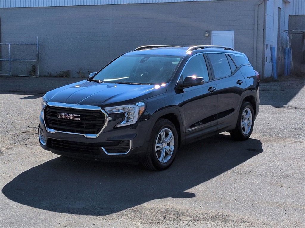 Used 2023 GMC Terrain SLE w/ Driver Convenience Package image 4