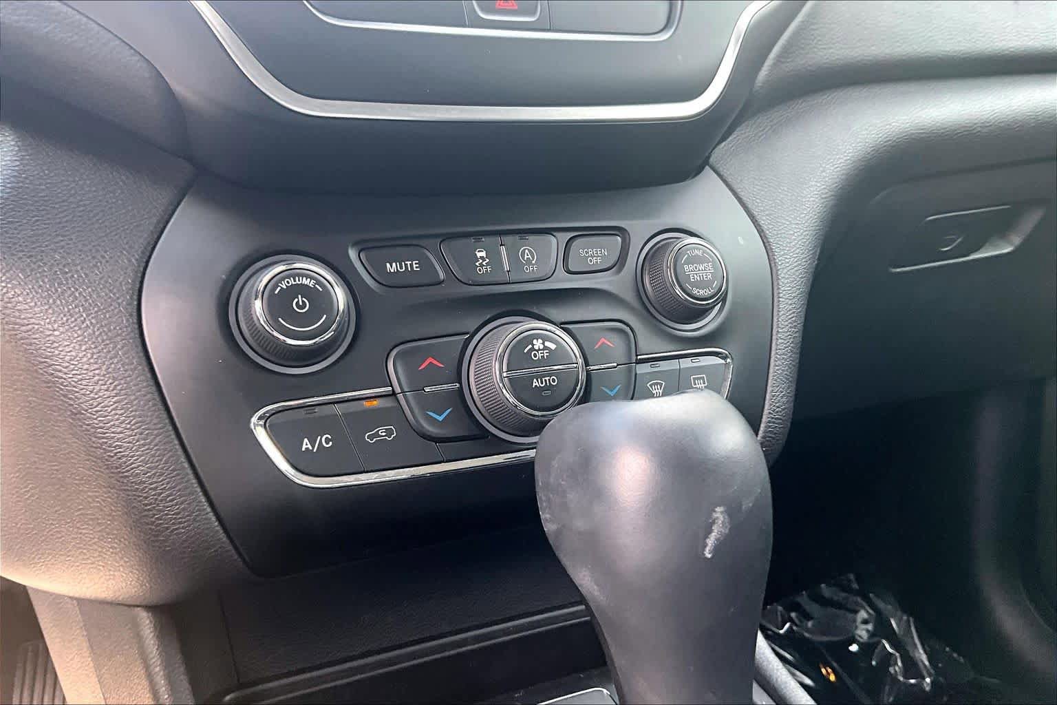Used 2019 Jeep Cherokee Latitude Plus w/ Comfort/Convenience Group FWD image 34