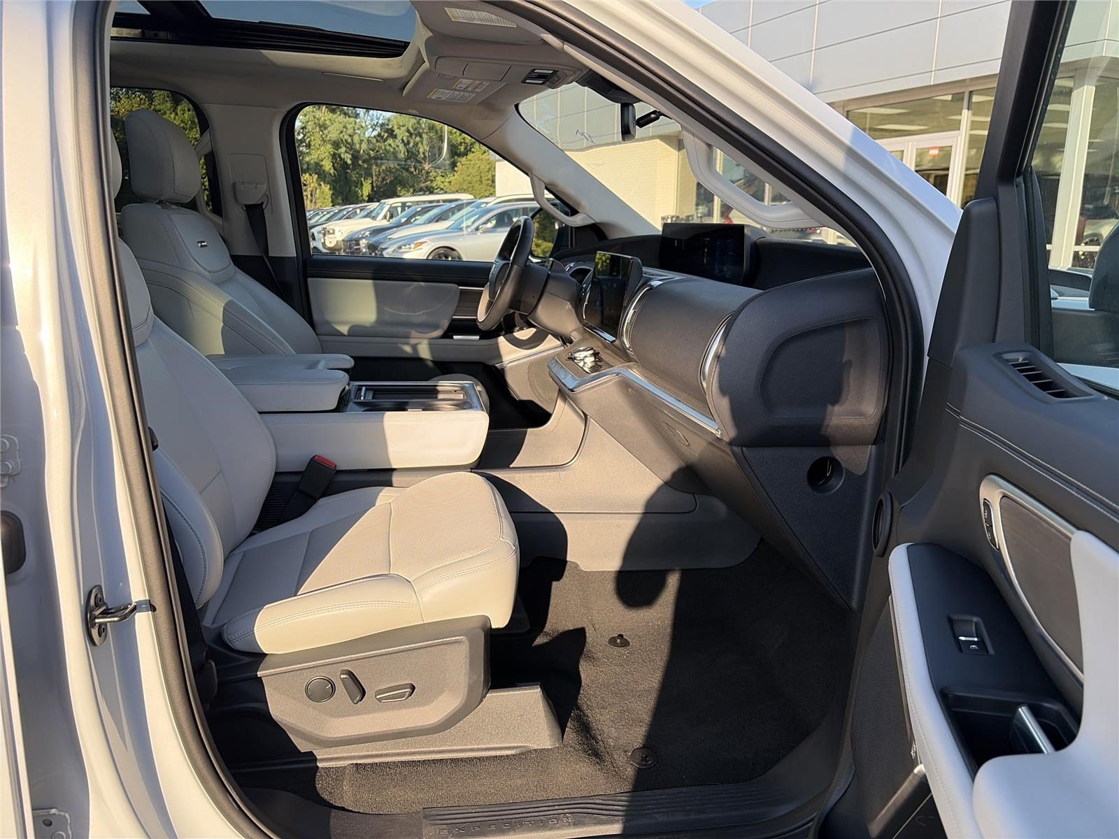 Used 2025 Ford Expedition Max Platinum w/ Driver's Package AWD/4WD image 16