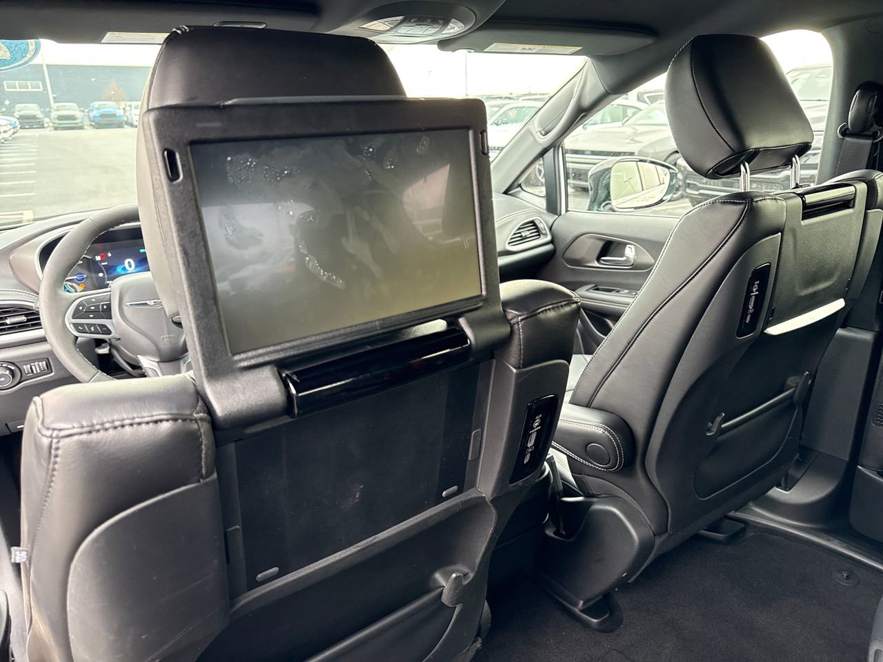 Used 2025 Chrysler Pacifica Select w/ Uconnect Theater Family Group image 18