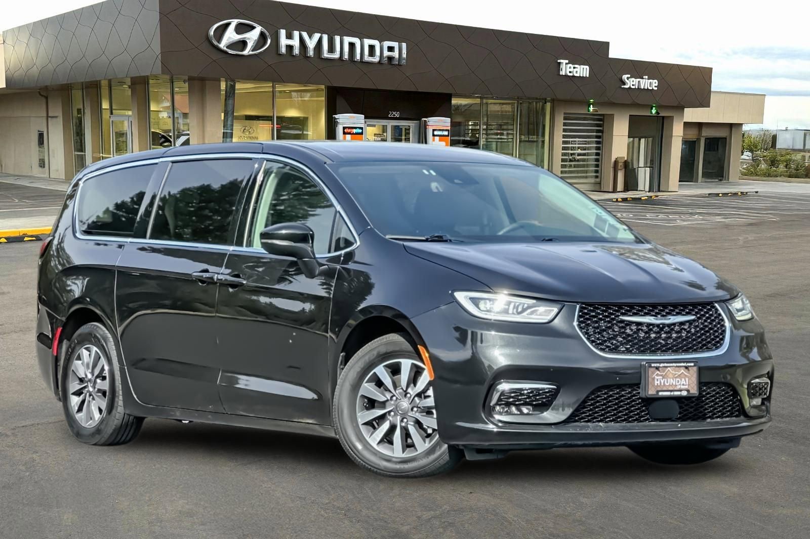 Used 2023 Chrysler Pacifica Touring-L video 2