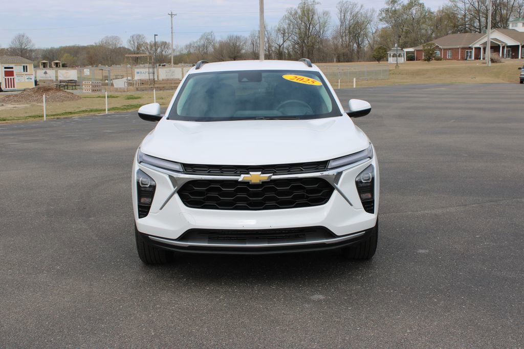 Used 2025 Chevrolet Trax LT w/ LT Convenience Package image 3