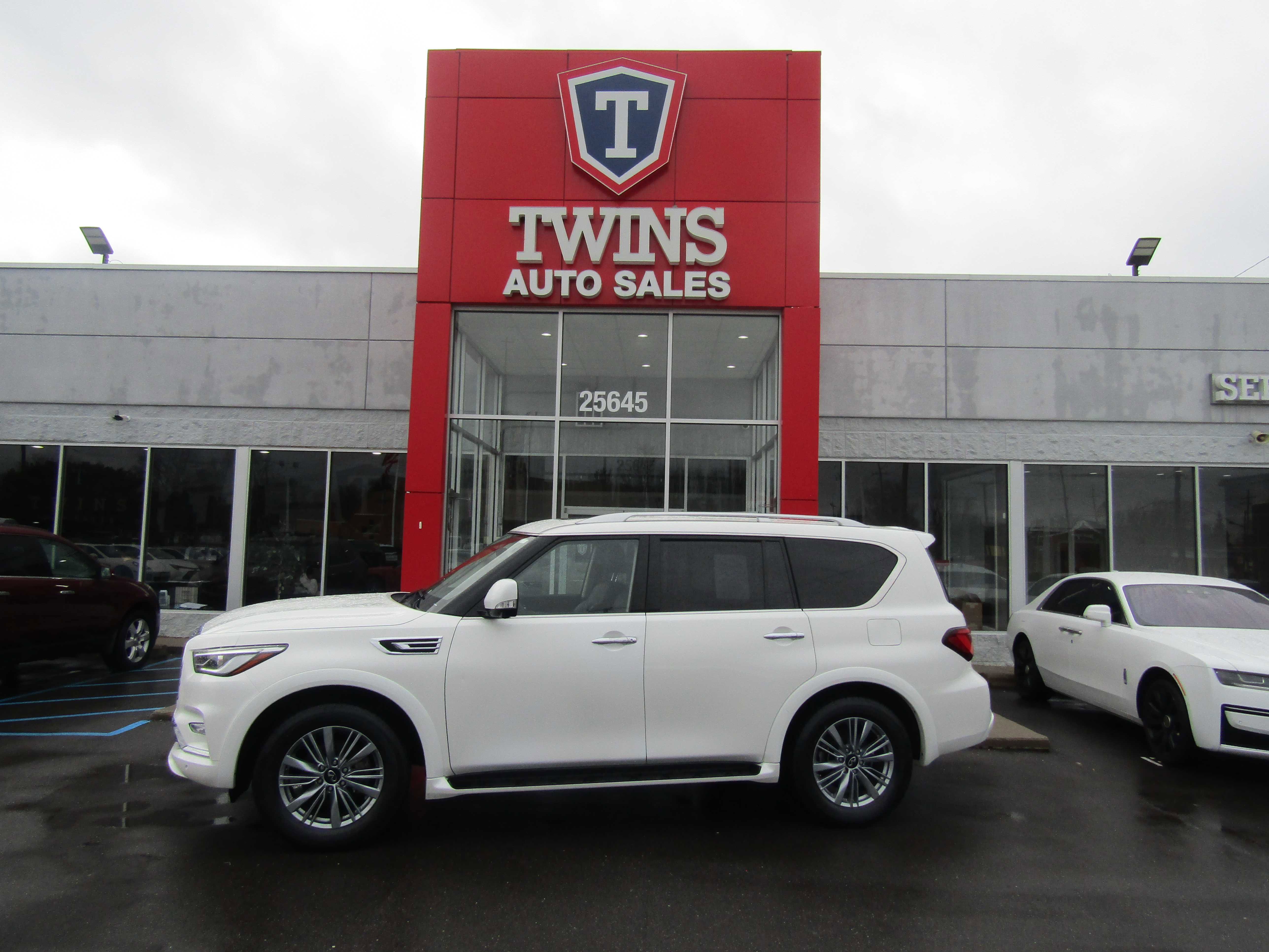 Used 2024 INFINITI QX80 Luxe image 1