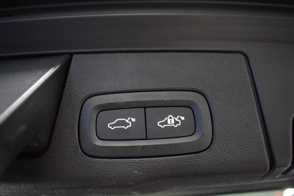 Used 2020 Volvo XC60 T5 Momentum w/ Protection Package Premier image 16
