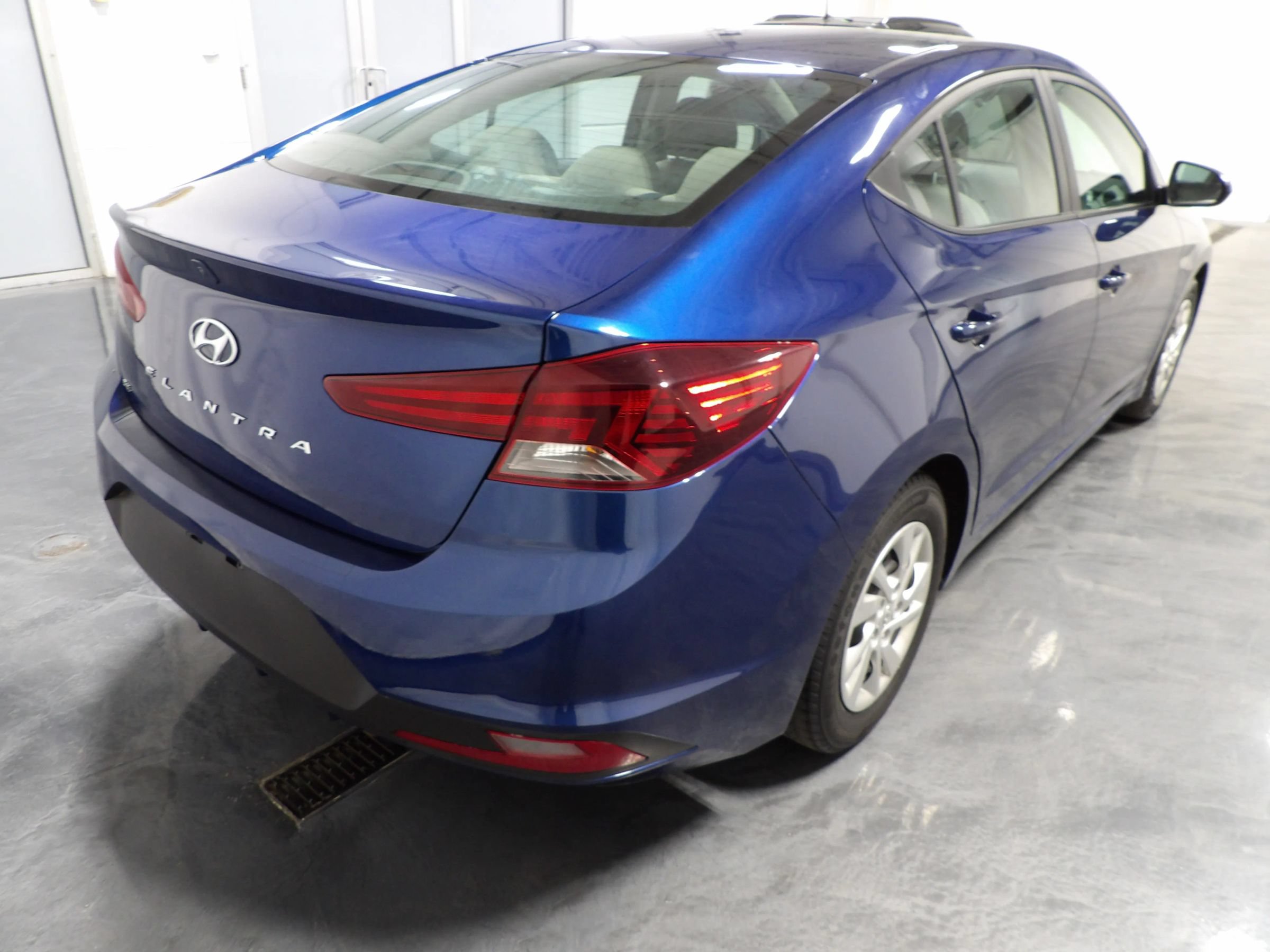 Used 2019 Hyundai Elantra SE FWD image 4