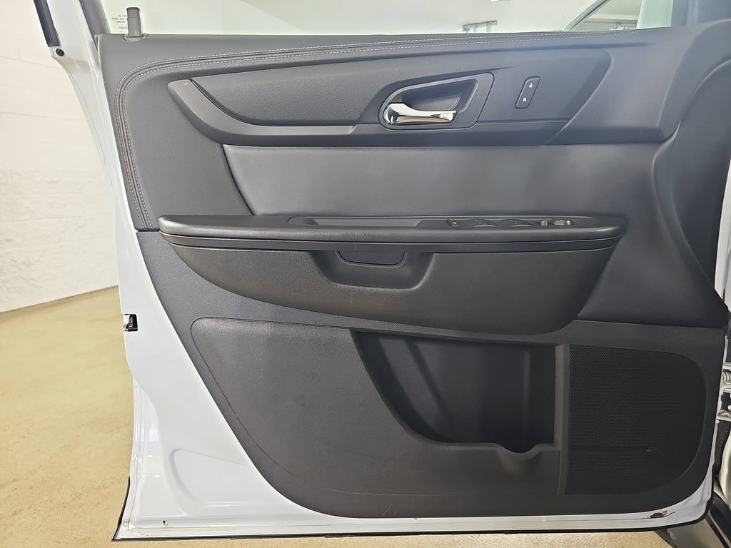 Used 2017 Chevrolet Traverse LT w/ Style and Technology Package image 32