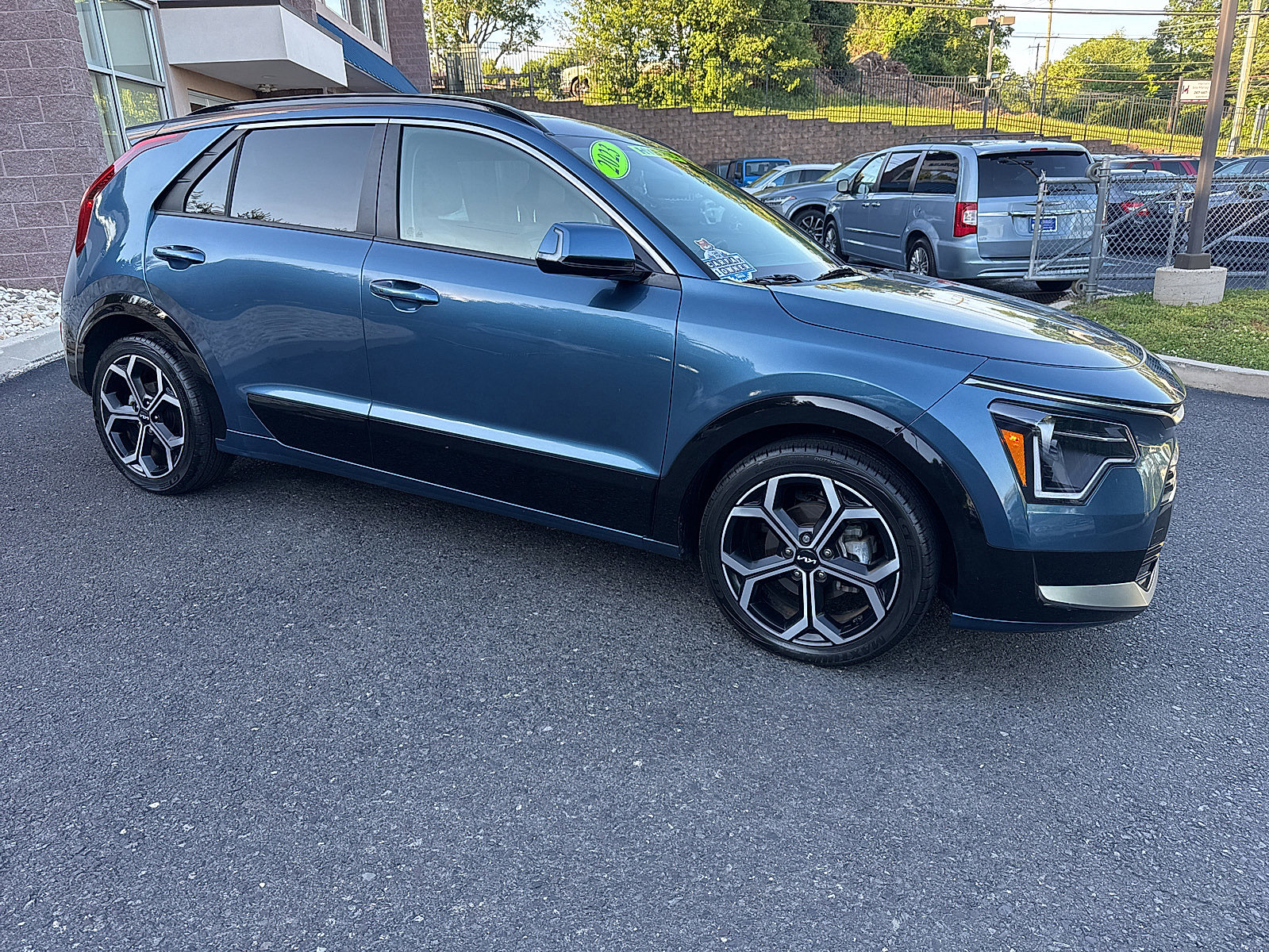 Used 2023 Kia Niro EX Touring FWD image 2