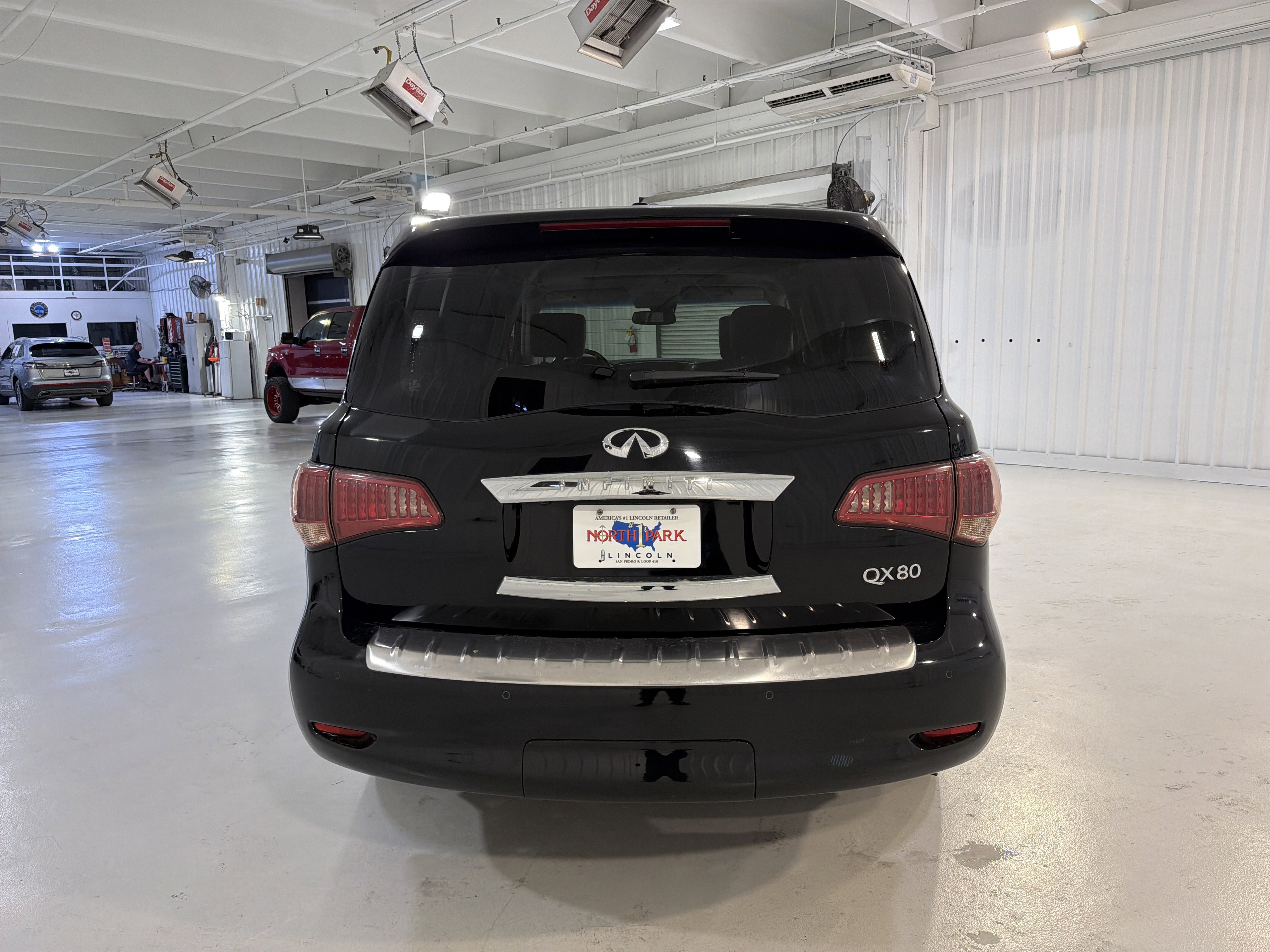 Used 2017 INFINITI QX80 2WD w/ Driver Assistance Package image 4
