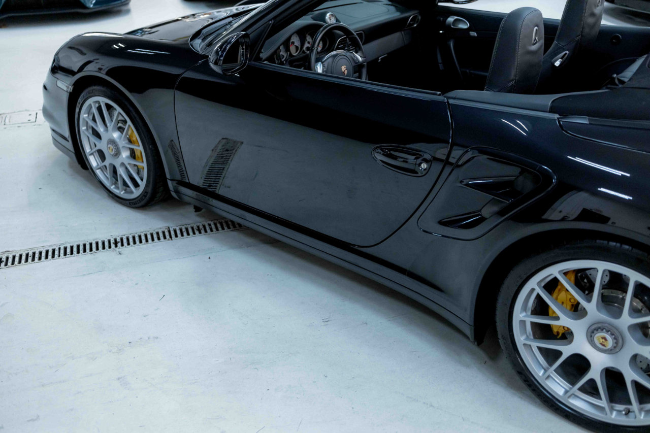 Used 2011 Porsche 911 Turbo S image 30