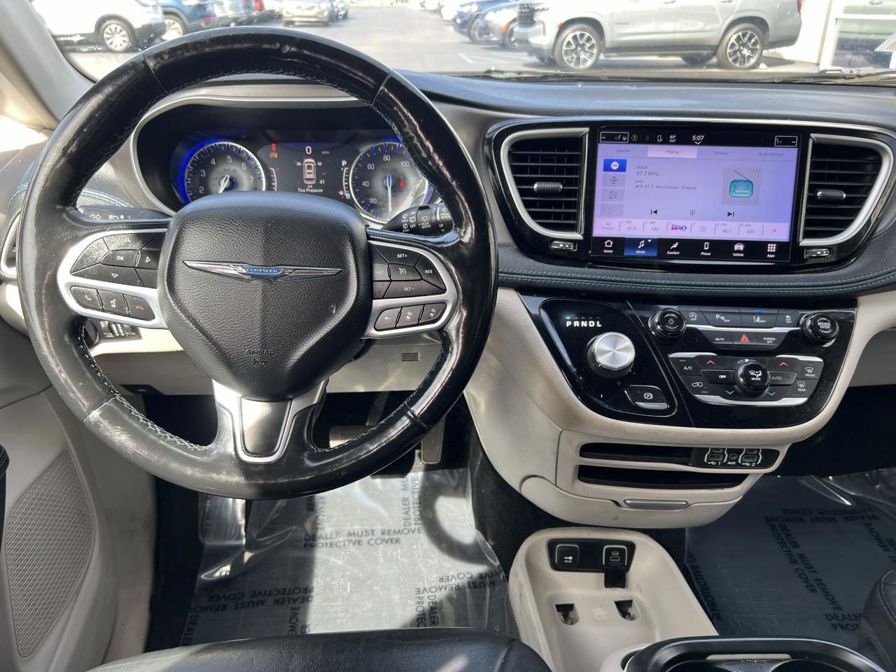 Used 2021 Chrysler Pacifica Touring-L FWD image 17