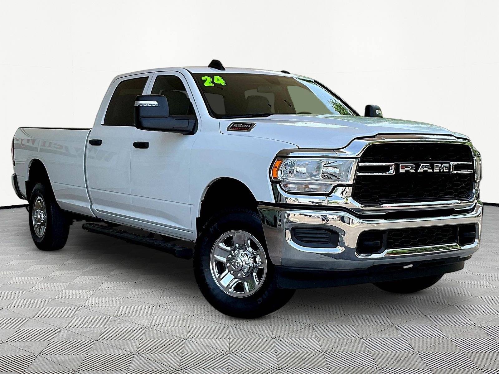 Used 2024 RAM 2500 Tradesman w/ Chrome Appearance Group AWD/4WD image 3