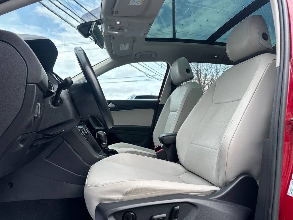 Used 2019 Volkswagen Tiguan SE w/ Panoramic Sunroof Package AWD/4WD image 3
