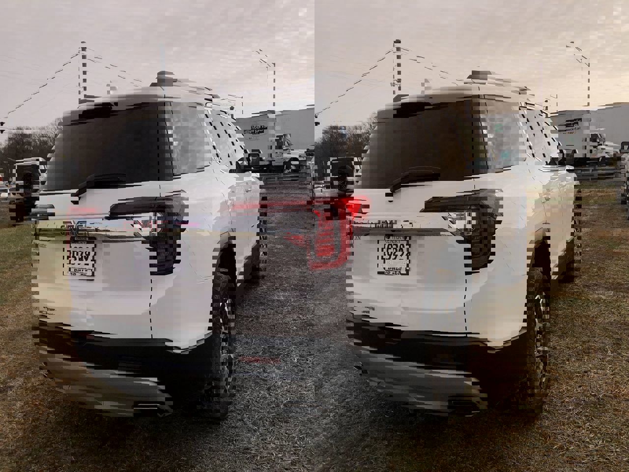 Used 2023 GMC Acadia SLE w/ Driver Convenience Package image 5