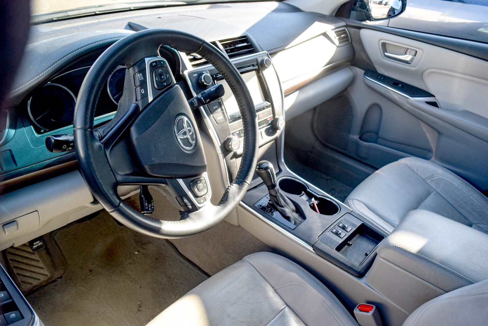 Used 2016 Toyota Camry XLE w/ Moonroof Package FWD image 11