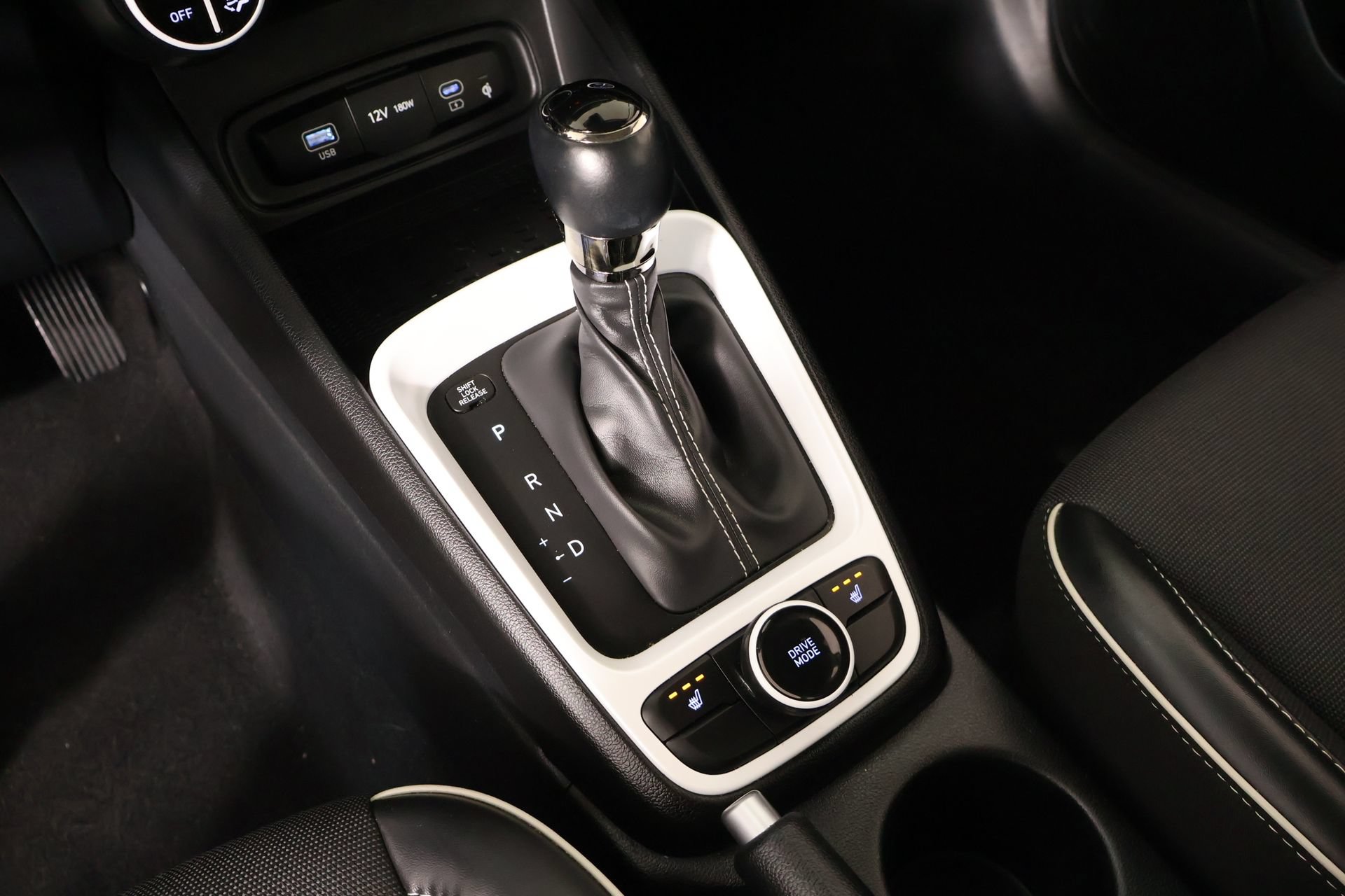 Used 2025 Hyundai Venue Limited FWD image 9