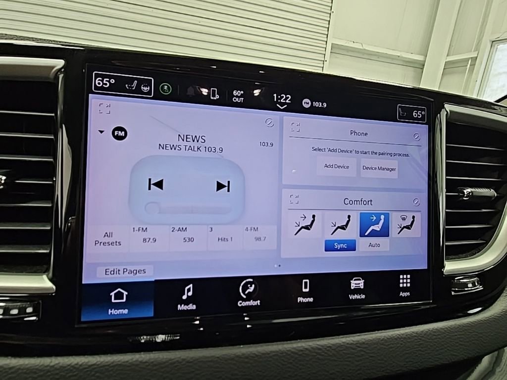 Used 2023 Chrysler Pacifica Touring-L image 14