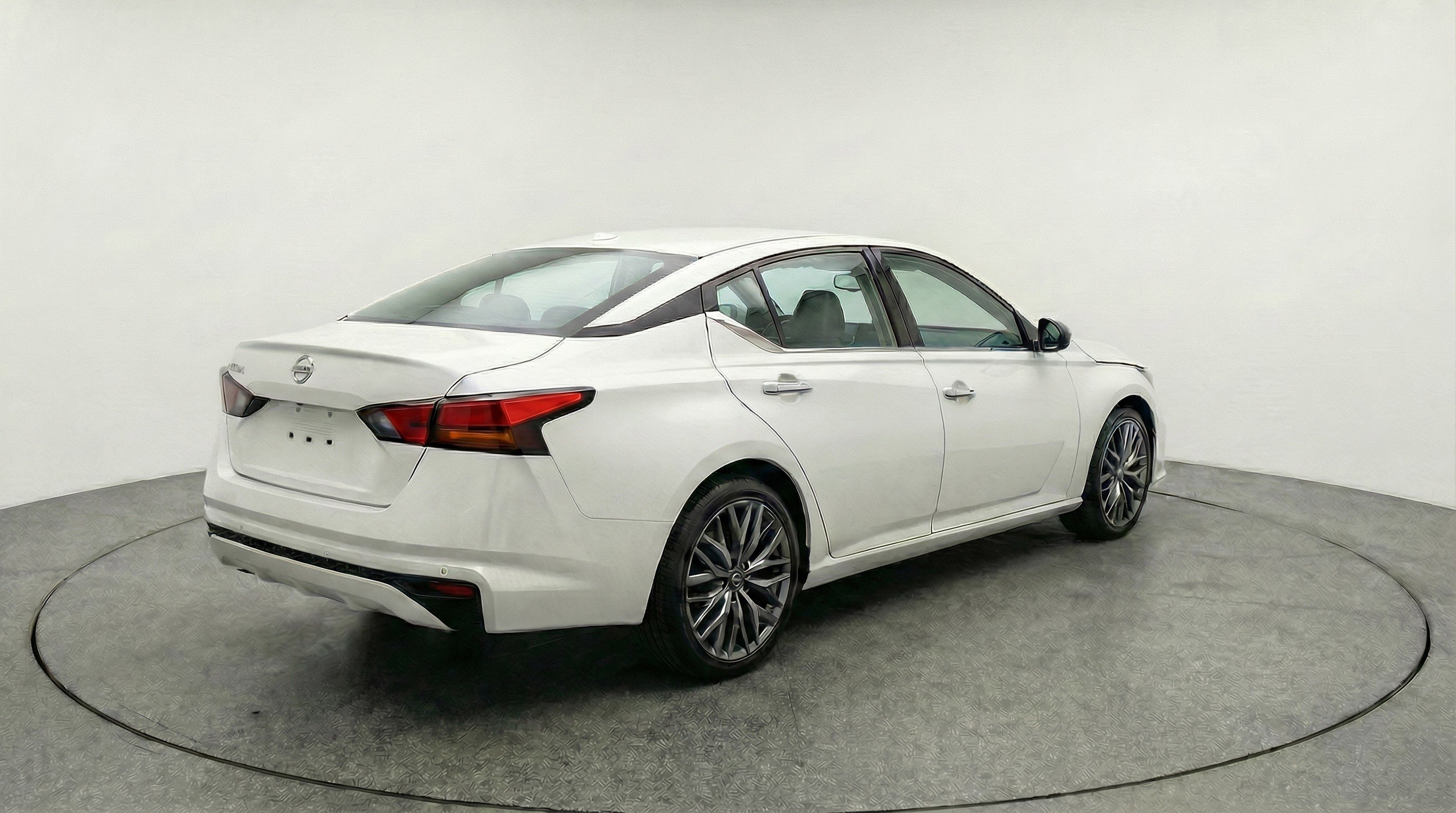 Used 2025 Nissan Altima 2.5 SV image 9