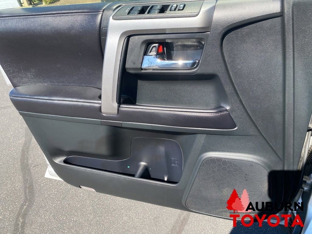 Used 2016 Toyota 4Runner SR5 AWD/4WD image 33